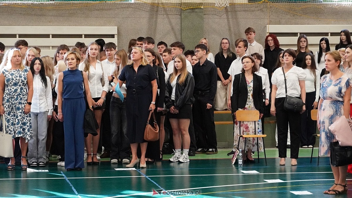 Rozpoczęcie roku szkolnego 2026/27 w III LO w Ostrołęce [01.09.2026] - zdjęcie #37 - eOstroleka.pl