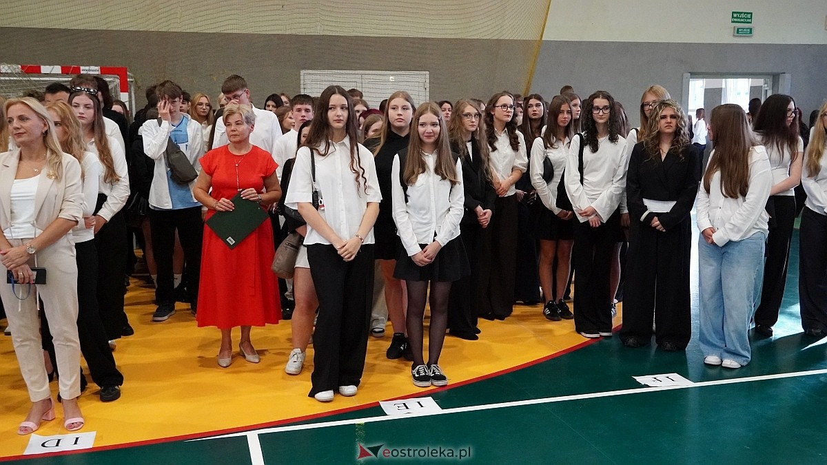 Rozpoczęcie roku szkolnego 2026/27 w III LO w Ostrołęce [01.09.2026] - zdjęcie #22 - eOstroleka.pl