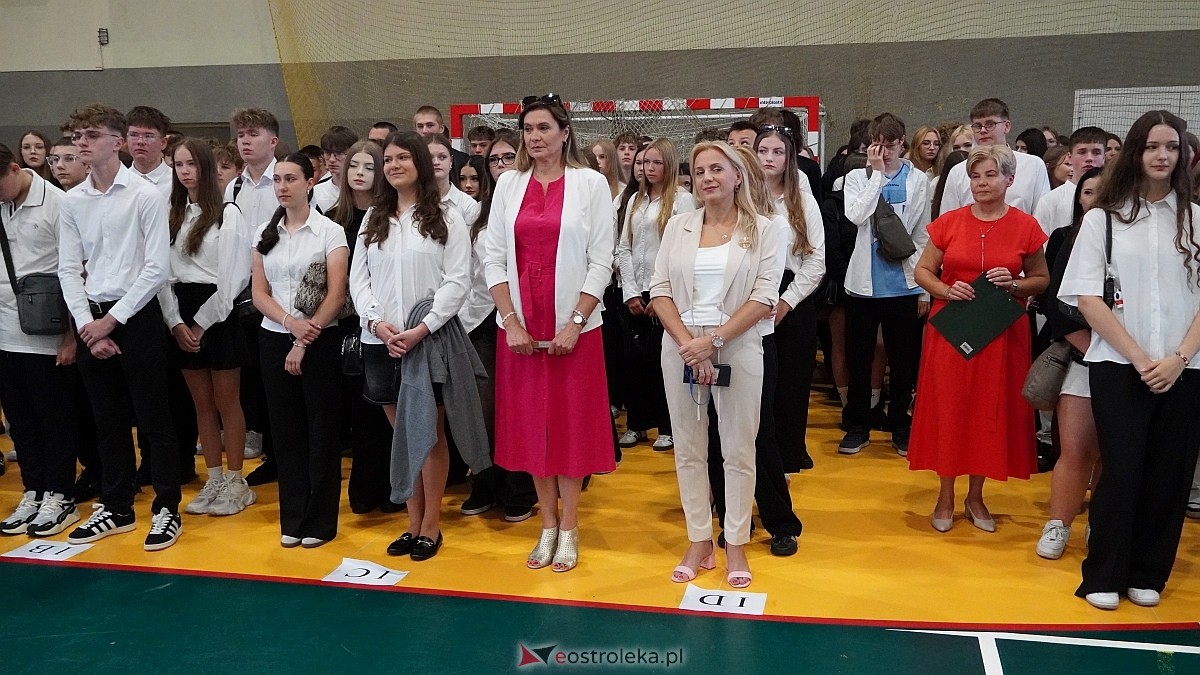Rozpoczęcie roku szkolnego 2026/27 w III LO w Ostrołęce [01.09.2026] - zdjęcie #21 - eOstroleka.pl