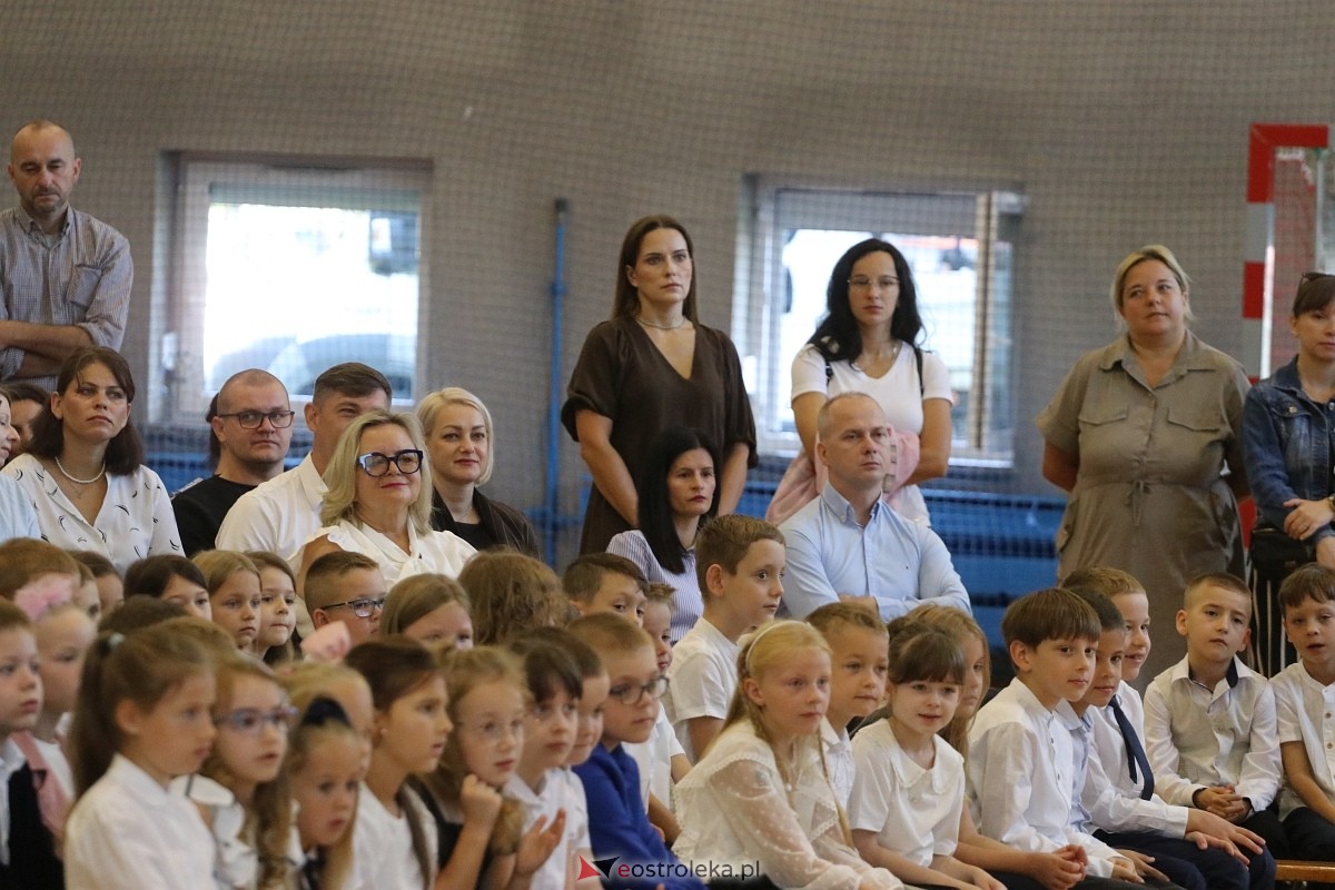 Rozpoczęcie roku szkolnego 2026/27 w SP 10 w Ostrołęce [01.09.2026] - zdjęcie #38 - eOstroleka.pl