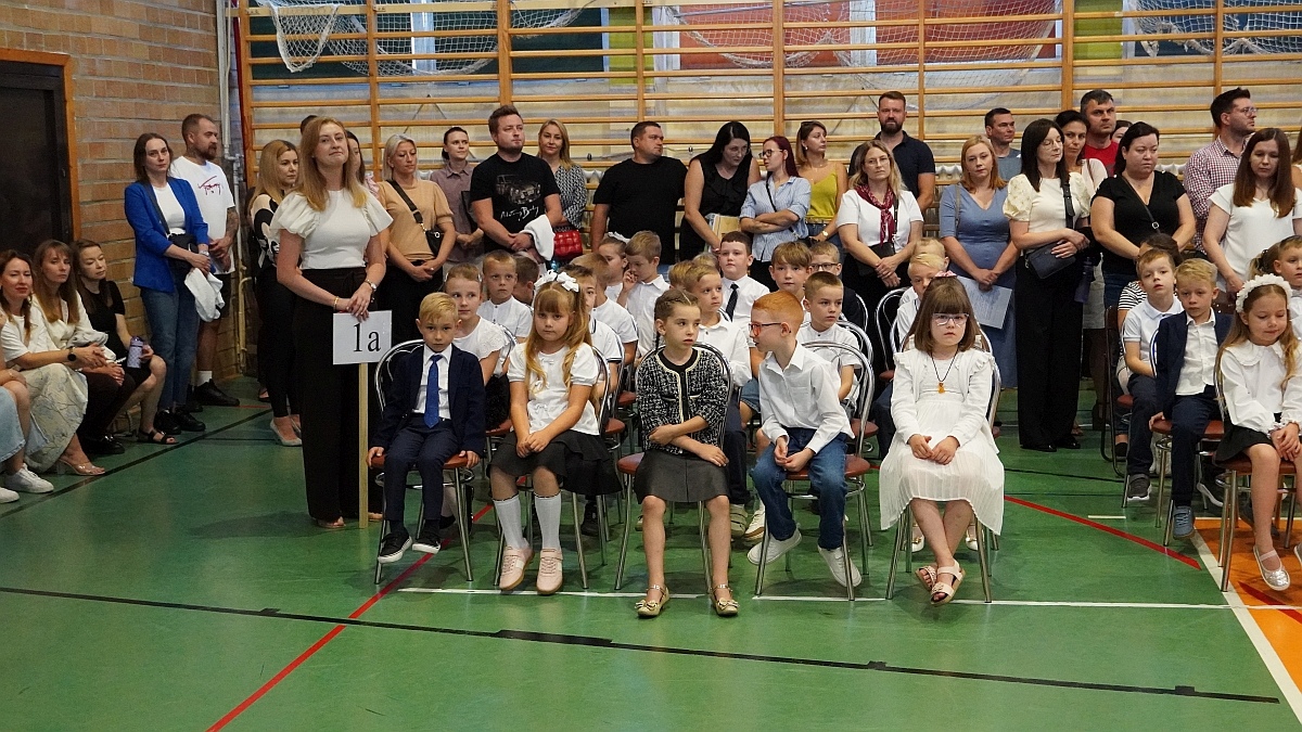 Rozpoczęcie roku szkolnego 2026/27 w Szkole Podstawowej nr 5 im. Zofii Niedziałkowskiej w Ostrołęce [01.09.2026] - zdjęcie #47 - eOstroleka.pl