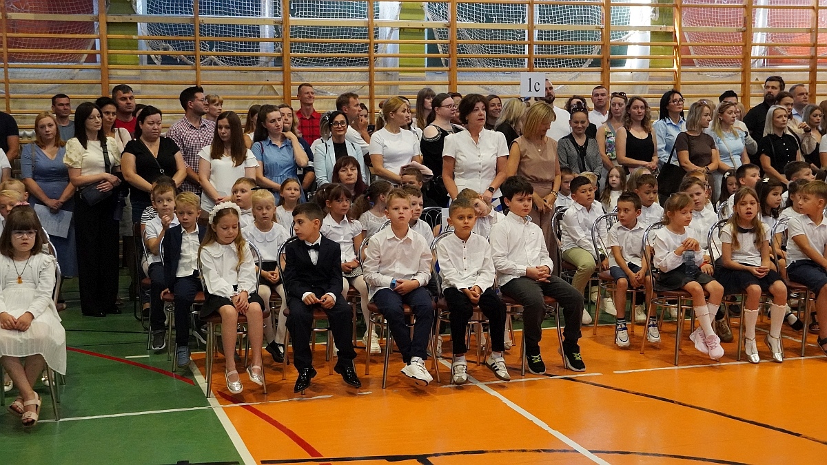 Rozpoczęcie roku szkolnego 2026/27 w Szkole Podstawowej nr 5 im. Zofii Niedziałkowskiej w Ostrołęce [01.09.2026] - zdjęcie #46 - eOstroleka.pl