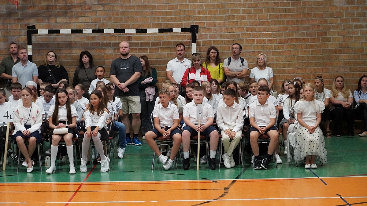Rozpoczęcie roku szkolnego 2026/27 w Szkole Podstawowej nr 5 im. Zofii Niedziałkowskiej w Ostrołęce [01.09.2026] - zdjęcie #42 - eOstroleka.pl