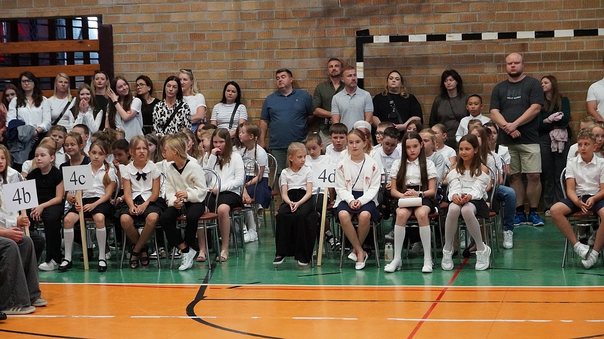 Rozpoczęcie roku szkolnego 2026/27 w Szkole Podstawowej nr 5 im. Zofii Niedziałkowskiej w Ostrołęce [01.09.2026] - zdjęcie #41 - eOstroleka.pl