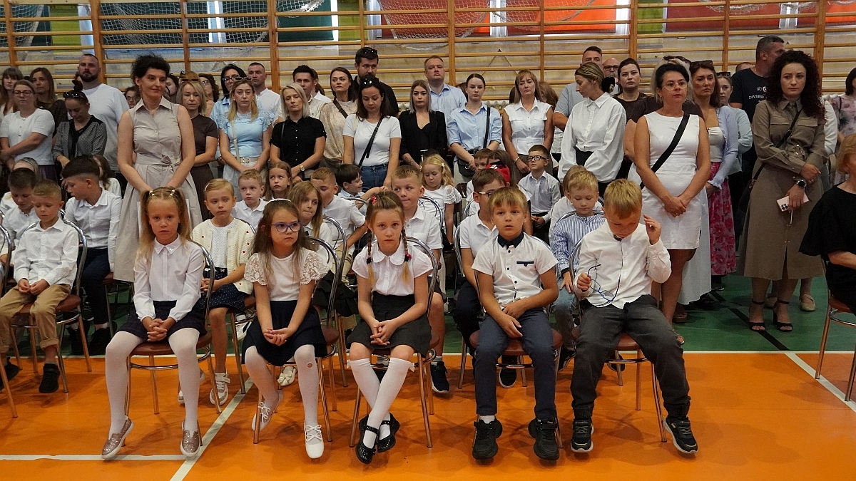 Rozpoczęcie roku szkolnego 2026/27 w Szkole Podstawowej nr 5 im. Zofii Niedziałkowskiej w Ostrołęce [01.09.2026] - zdjęcie #40 - eOstroleka.pl