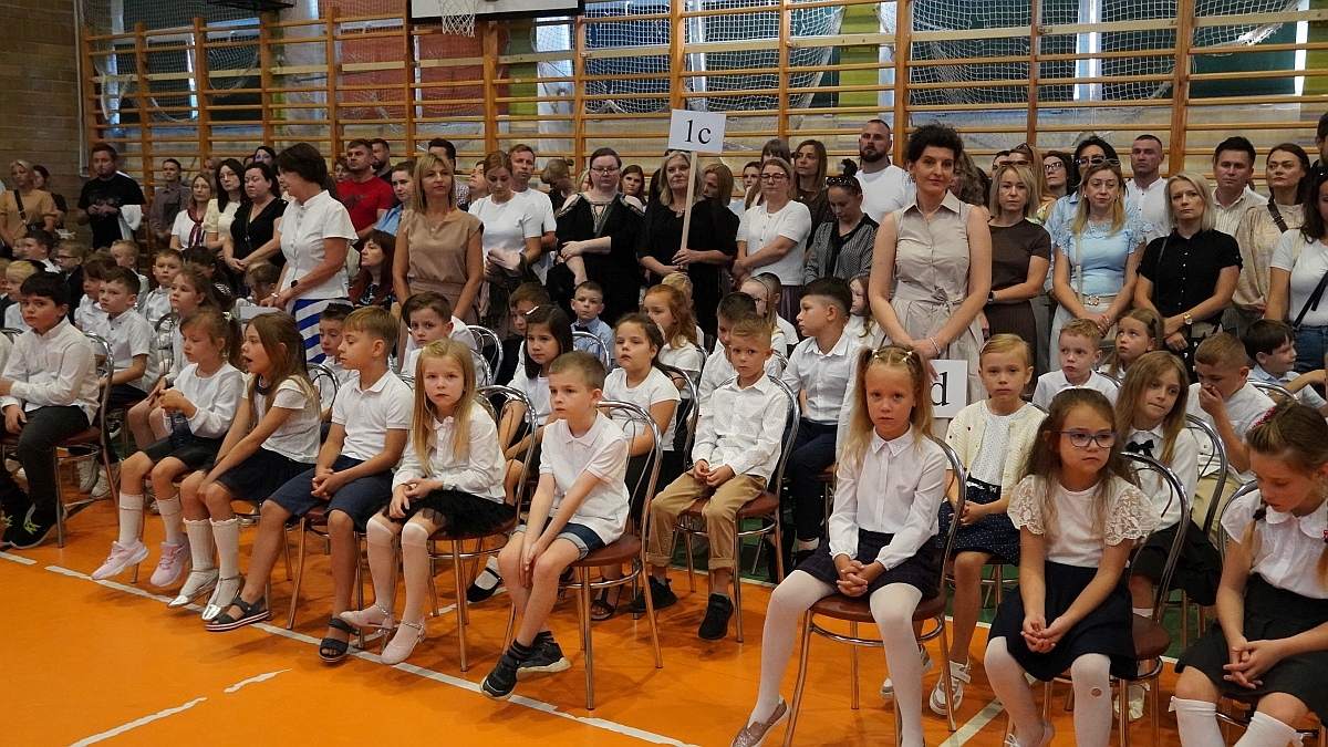 Rozpoczęcie roku szkolnego 2026/27 w Szkole Podstawowej nr 5 im. Zofii Niedziałkowskiej w Ostrołęce [01.09.2026] - zdjęcie #39 - eOstroleka.pl