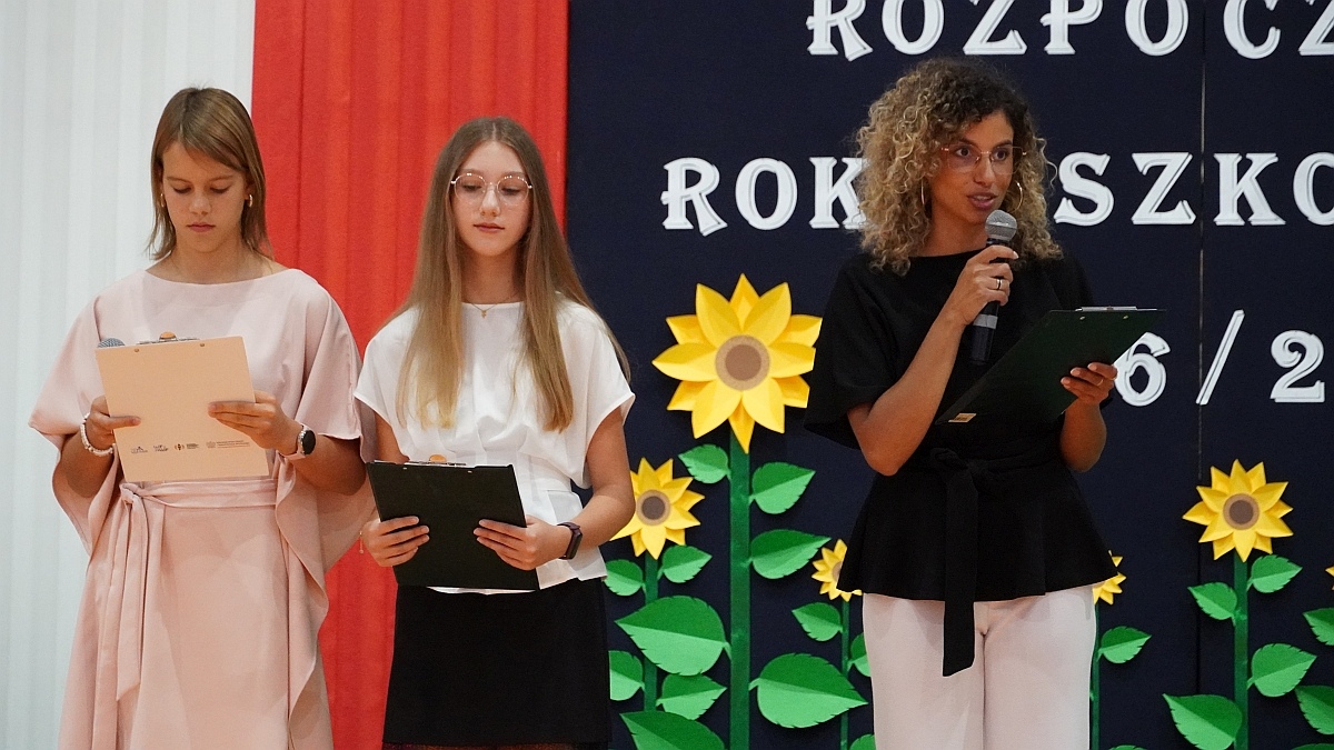 Rozpoczęcie roku szkolnego 2026/27 w Szkole Podstawowej nr 5 im. Zofii Niedziałkowskiej w Ostrołęce [01.09.2026] - zdjęcie #34 - eOstroleka.pl