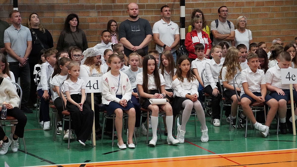 Rozpoczęcie roku szkolnego 2026/27 w Szkole Podstawowej nr 5 im. Zofii Niedziałkowskiej w Ostrołęce [01.09.2026] - zdjęcie #32 - eOstroleka.pl