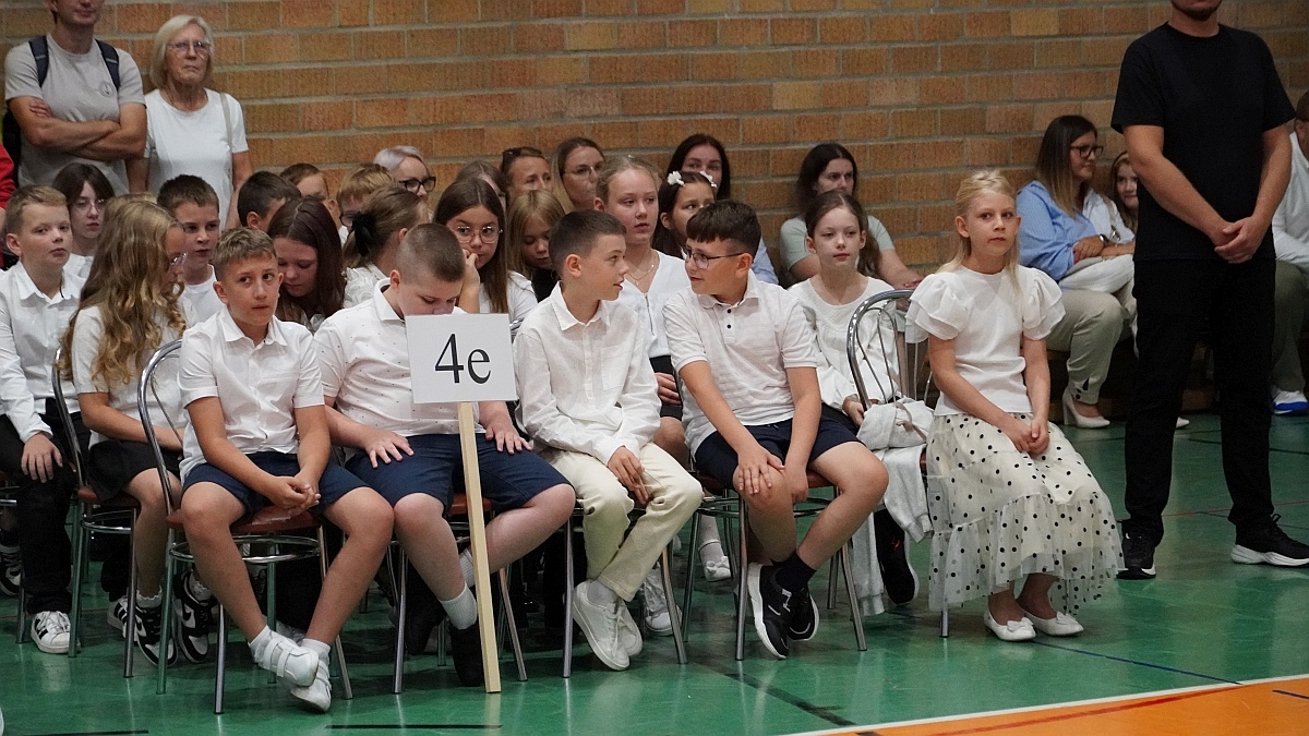 Rozpoczęcie roku szkolnego 2026/27 w Szkole Podstawowej nr 5 im. Zofii Niedziałkowskiej w Ostrołęce [01.09.2026] - zdjęcie #31 - eOstroleka.pl