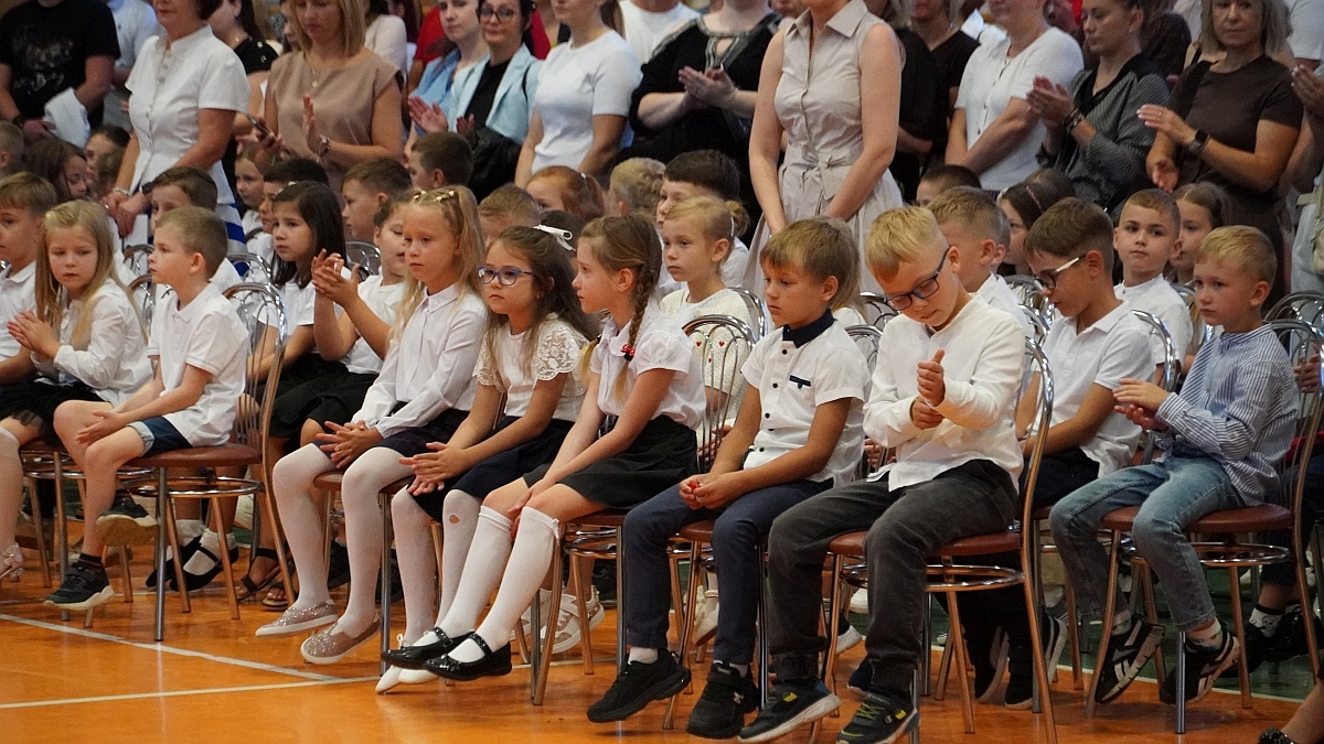 Rozpoczęcie roku szkolnego 2026/27 w Szkole Podstawowej nr 5 im. Zofii Niedziałkowskiej w Ostrołęce [01.09.2026] - zdjęcie #23 - eOstroleka.pl