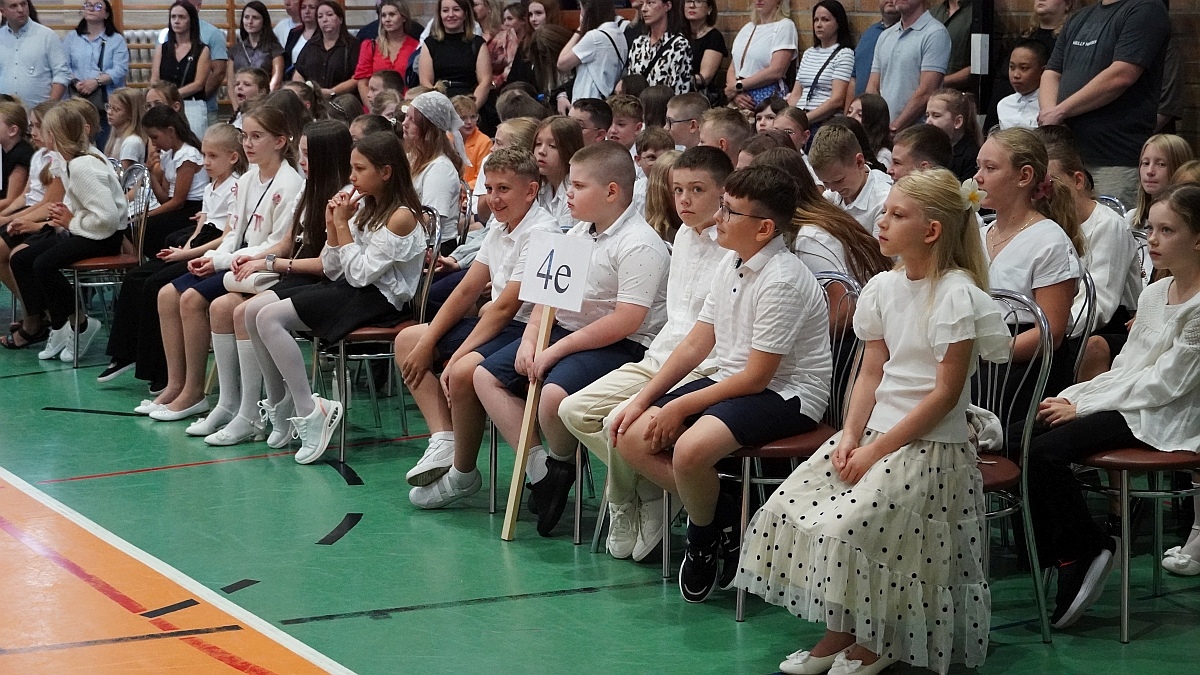 Rozpoczęcie roku szkolnego 2026/27 w Szkole Podstawowej nr 5 im. Zofii Niedziałkowskiej w Ostrołęce [01.09.2026] - zdjęcie #21 - eOstroleka.pl