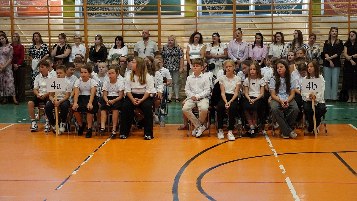 Rozpoczęcie roku szkolnego 2026/27 w Szkole Podstawowej nr 5 im. Zofii Niedziałkowskiej w Ostrołęce [01.09.2026] - zdjęcie #20 - eOstroleka.pl