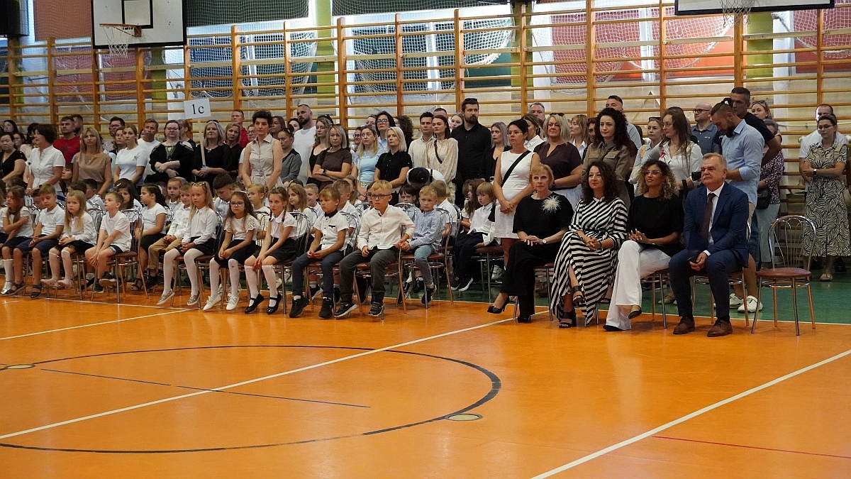 Rozpoczęcie roku szkolnego 2026/27 w Szkole Podstawowej nr 5 im. Zofii Niedziałkowskiej w Ostrołęce [01.09.2026] - zdjęcie #19 - eOstroleka.pl