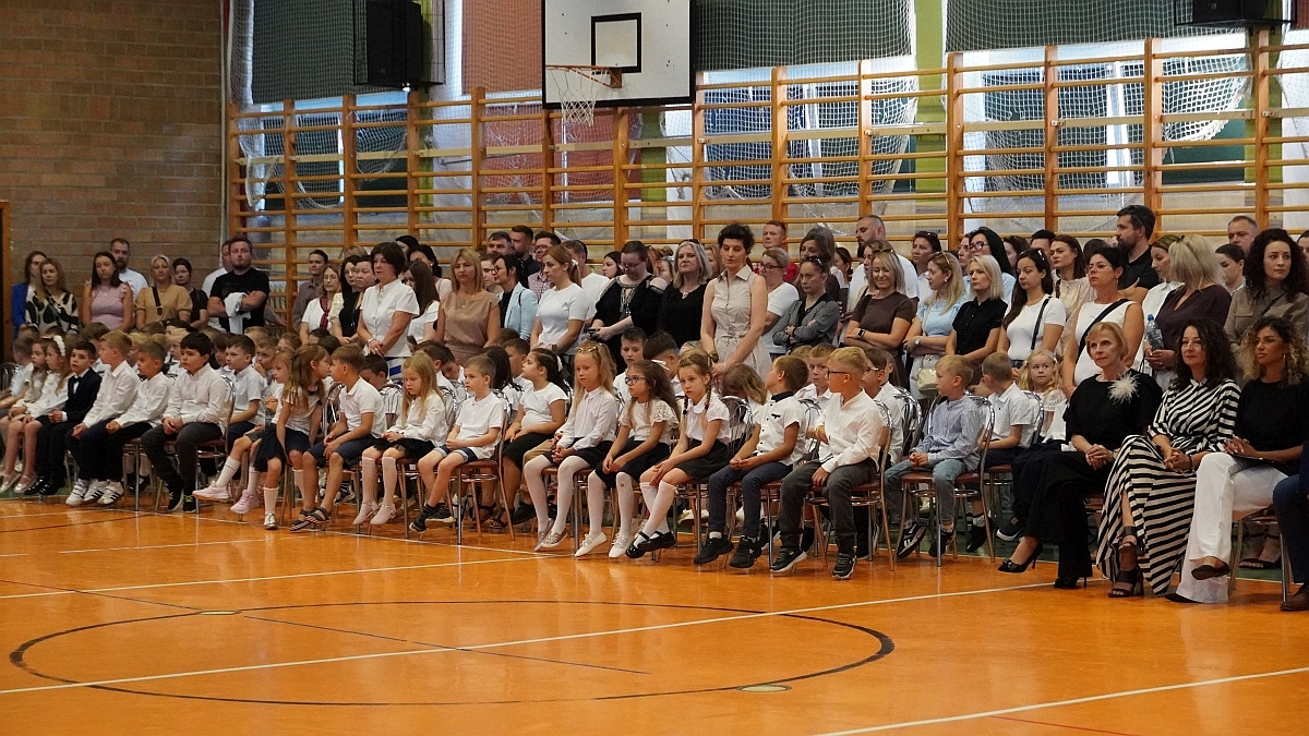 Rozpoczęcie roku szkolnego 2026/27 w Szkole Podstawowej nr 5 im. Zofii Niedziałkowskiej w Ostrołęce [01.09.2026] - zdjęcie #17 - eOstroleka.pl