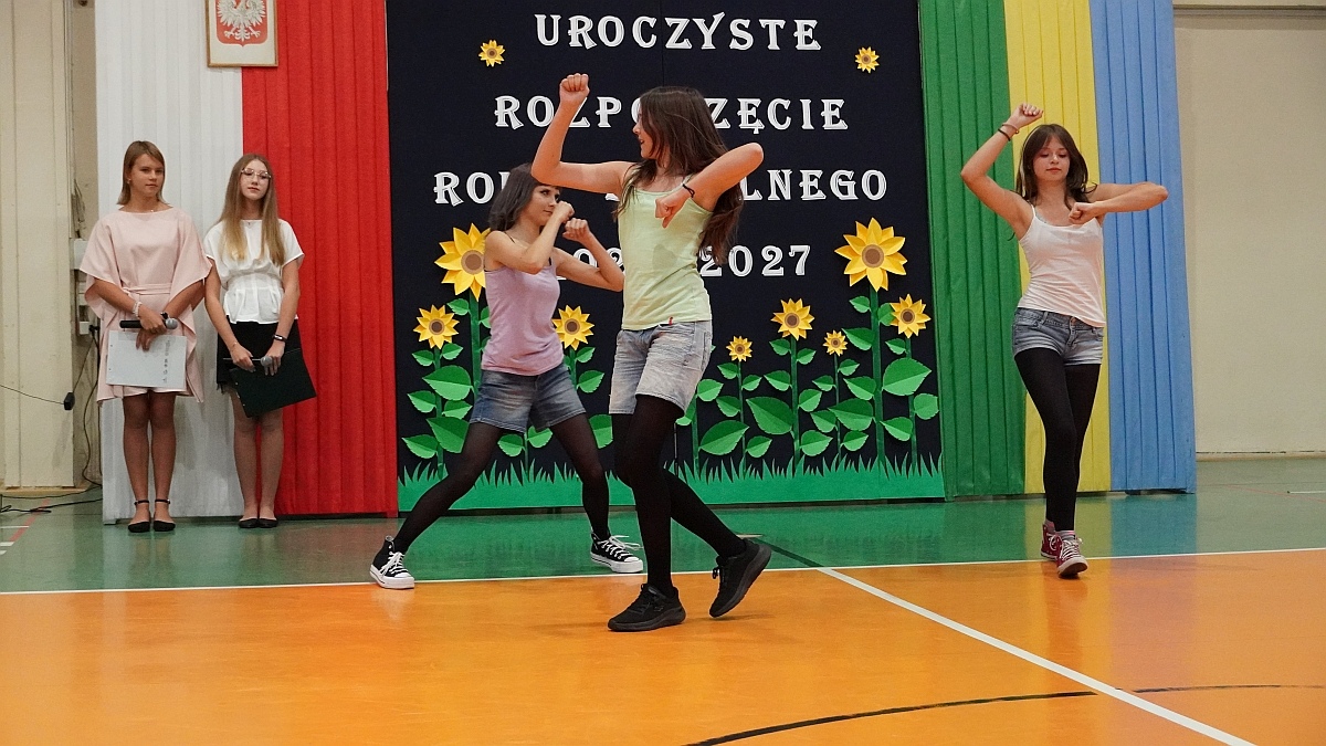 Rozpoczęcie roku szkolnego 2026/27 w Szkole Podstawowej nr 5 im. Zofii Niedziałkowskiej w Ostrołęce [01.09.2026] - zdjęcie #14 - eOstroleka.pl