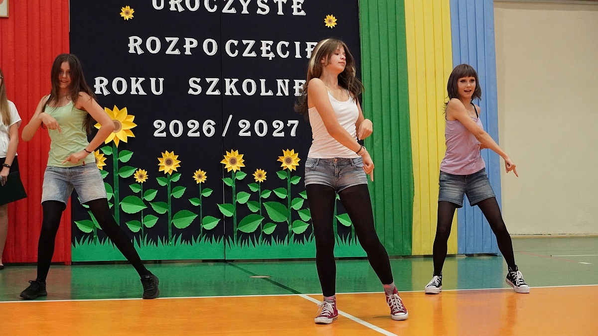 Rozpoczęcie roku szkolnego 2026/27 w Szkole Podstawowej nr 5 im. Zofii Niedziałkowskiej w Ostrołęce [01.09.2026] - zdjęcie #13 - eOstroleka.pl