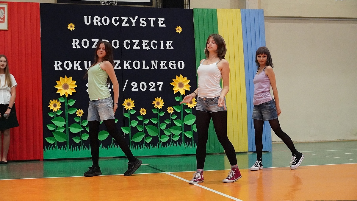 Rozpoczęcie roku szkolnego 2026/27 w Szkole Podstawowej nr 5 im. Zofii Niedziałkowskiej w Ostrołęce [01.09.2026] - zdjęcie #12 - eOstroleka.pl