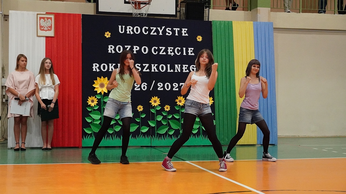 Rozpoczęcie roku szkolnego 2026/27 w Szkole Podstawowej nr 5 im. Zofii Niedziałkowskiej w Ostrołęce [01.09.2026] - zdjęcie #9 - eOstroleka.pl