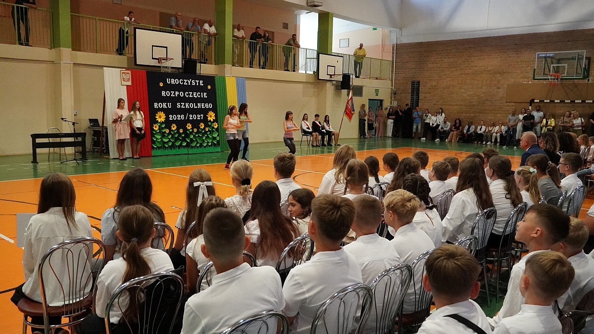 Rozpoczęcie roku szkolnego 2026/27 w Szkole Podstawowej nr 5 im. Zofii Niedziałkowskiej w Ostrołęce [01.09.2026] - zdjęcie #6 - eOstroleka.pl