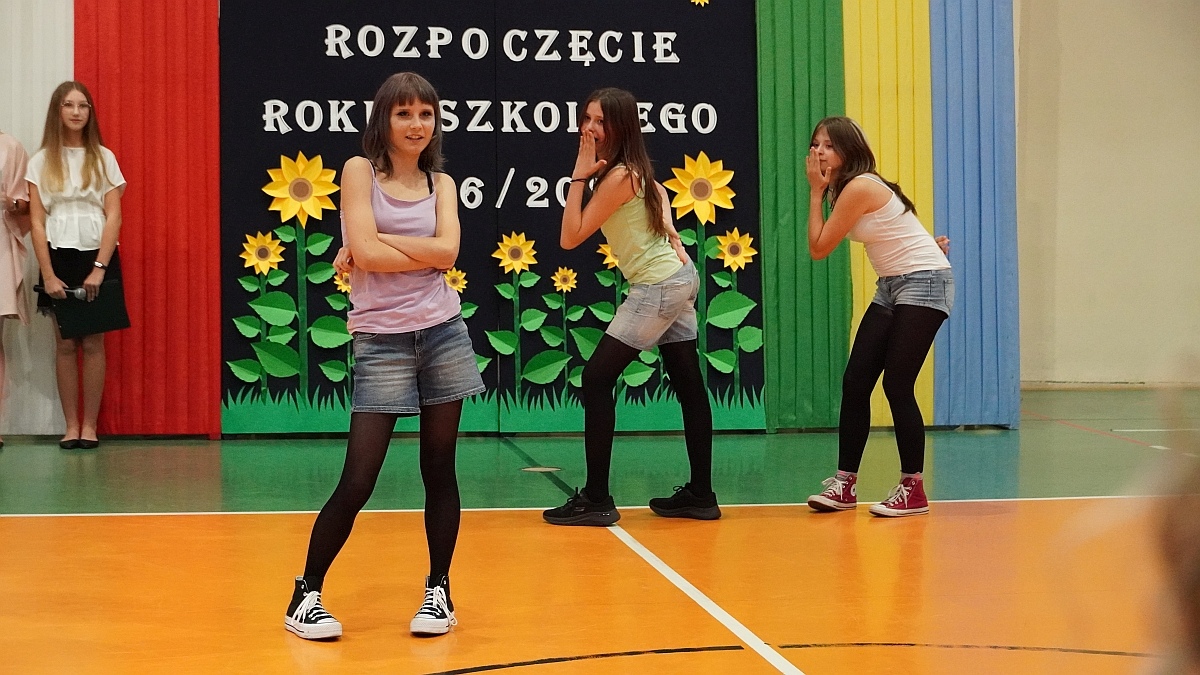 Rozpoczęcie roku szkolnego 2026/27 w Szkole Podstawowej nr 5 im. Zofii Niedziałkowskiej w Ostrołęce [01.09.2026] - zdjęcie #4 - eOstroleka.pl