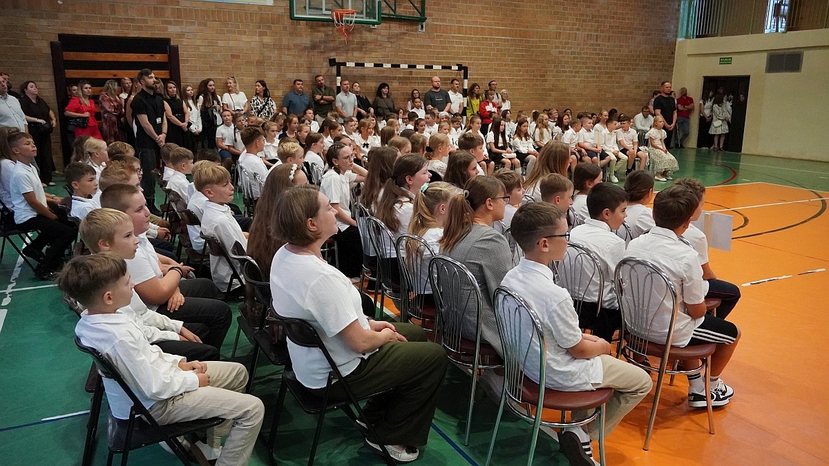 Rozpoczęcie roku szkolnego 2026/27 w Szkole Podstawowej nr 5 im. Zofii Niedziałkowskiej w Ostrołęce [01.09.2026] - zdjęcie #3 - eOstroleka.pl