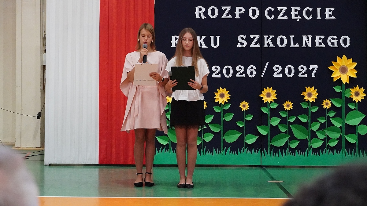 Rozpoczęcie roku szkolnego 2026/27 w Szkole Podstawowej nr 5 im. Zofii Niedziałkowskiej w Ostrołęce [01.09.2026] - zdjęcie #2 - eOstroleka.pl