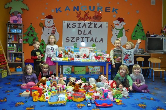 Akcja Książka dla szpitala w Punkcie Przedszkolnym Kangurek [30.XII.2011] - zdjęcie #1 - eOstroleka.pl