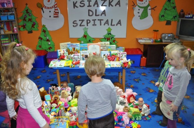 Akcja Książka dla szpitala w Punkcie Przedszkolnym Kangurek [30.XII.2011] - zdjęcie #2 - eOstroleka.pl