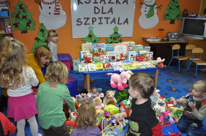 Akcja Książka dla szpitala w Punkcie Przedszkolnym Kangurek [30.XII.2011] - zdjęcie #4 - eOstroleka.pl