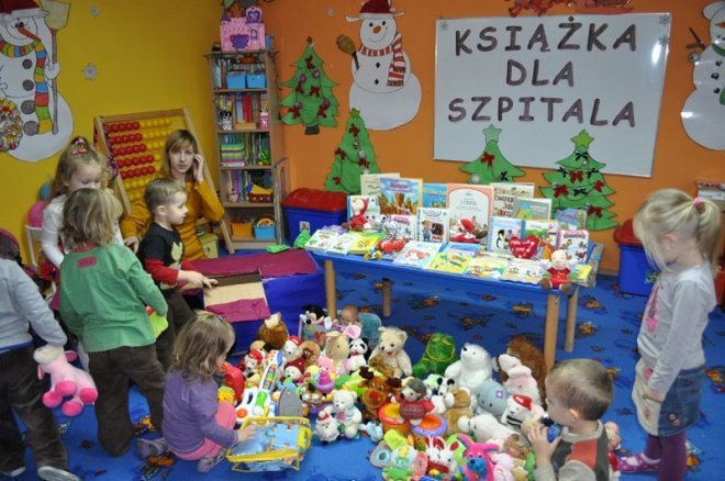 Akcja Książka dla szpitala w Punkcie Przedszkolnym Kangurek [30.XII.2011] - zdjęcie #5 - eOstroleka.pl