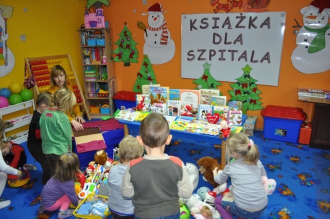 Akcja Książka dla szpitala w Punkcie Przedszkolnym Kangurek [30.XII.2011] - zdjęcie #6 - eOstroleka.pl