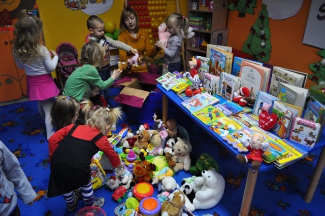 Akcja Książka dla szpitala w Punkcie Przedszkolnym Kangurek [30.XII.2011] - zdjęcie #5 - eOstroleka.pl