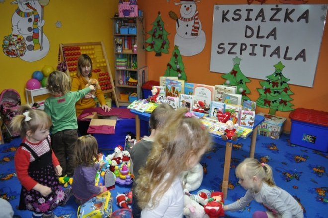 Akcja Książka dla szpitala w Punkcie Przedszkolnym Kangurek [30.XII.2011] - zdjęcie #8 - eOstroleka.pl