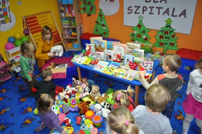 Akcja Książka dla szpitala w Punkcie Przedszkolnym Kangurek [30.XII.2011] - zdjęcie #2 - eOstroleka.pl
