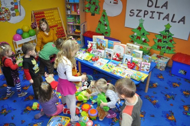 Akcja Książka dla szpitala w Punkcie Przedszkolnym Kangurek [30.XII.2011] - zdjęcie #1 - eOstroleka.pl
