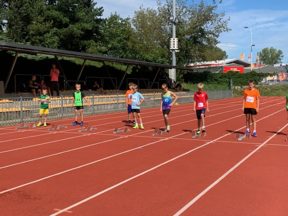 Rewelacyjne starty najmłodszych naszych adeptów królowej sportu UKS Clan Ostrołęka w Mazowieckim Mityngu Dzieci [3.09.2026] - zdjęcie #2 - eOstroleka.pl