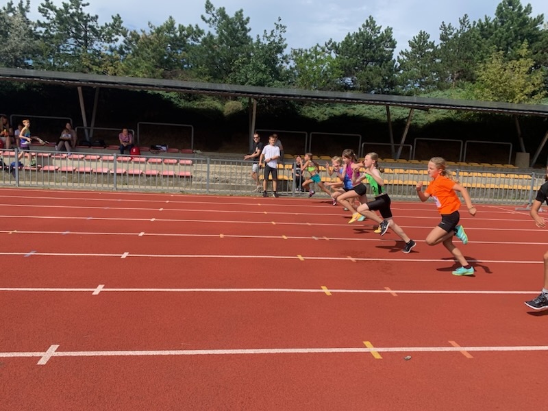 Rewelacyjne starty najmłodszych naszych adeptów królowej sportu UKS Clan Ostrołęka w Mazowieckim Mityngu Dzieci [3.09.2026] - zdjęcie #8 - eOstroleka.pl
