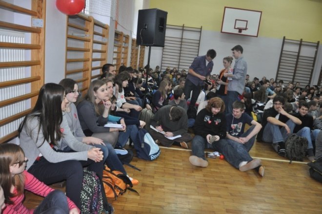 II LO zorganizowało szkolny WOŚP. Uczniowie zebrali około 1500 złotych [5 I 2012] - zdjęcie #5 - eOstroleka.pl