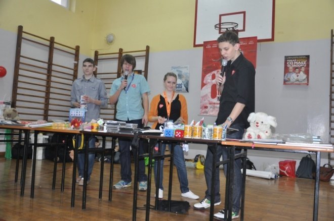 II LO zorganizowało szkolny WOŚP. Uczniowie zebrali około 1500 złotych [5 I 2012] - zdjęcie #12 - eOstroleka.pl