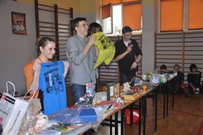 II LO zorganizowało szkolny WOŚP. Uczniowie zebrali około 1500 złotych [5 I 2012] - zdjęcie #34 - eOstroleka.pl