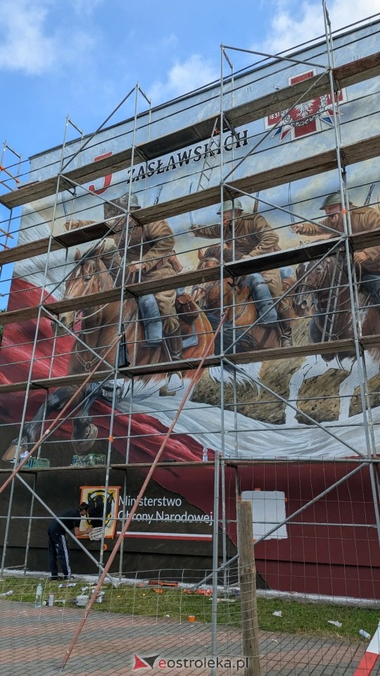 Powstaje mural na budynku ZSZ Nr 2 w Ostrołęce [15.09.2026] - zdjęcie #11 - eOstroleka.pl