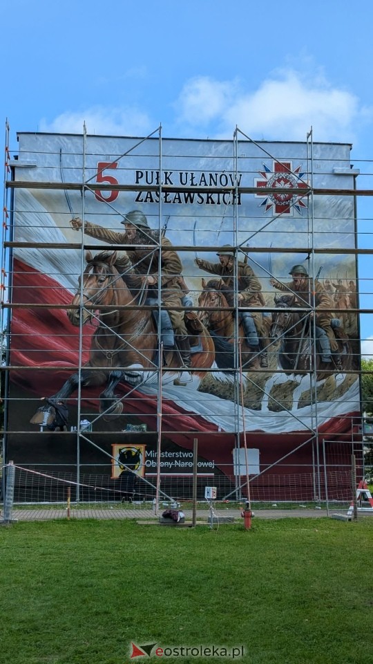 Powstaje mural na budynku ZSZ Nr 2 w Ostrołęce [15.09.2026] - zdjęcie #4 - eOstroleka.pl