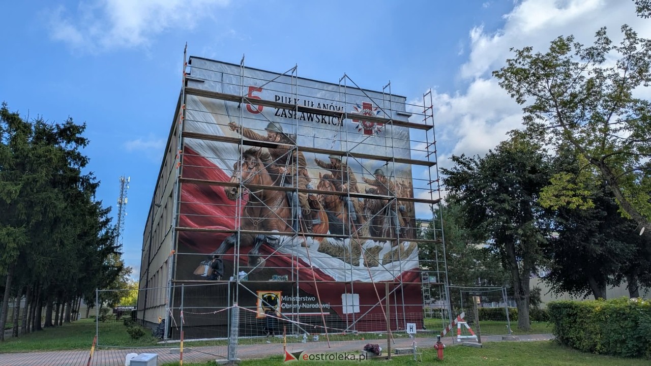 Powstaje mural na budynku ZSZ Nr 2 w Ostrołęce [15.09.2026] - zdjęcie #3 - eOstroleka.pl