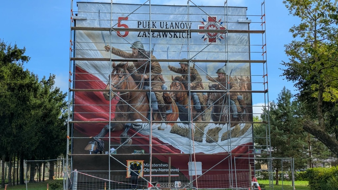 Powstaje mural na budynku ZSZ Nr 2 w Ostrołęce [15.09.2026] - zdjęcie #1 - eOstroleka.pl