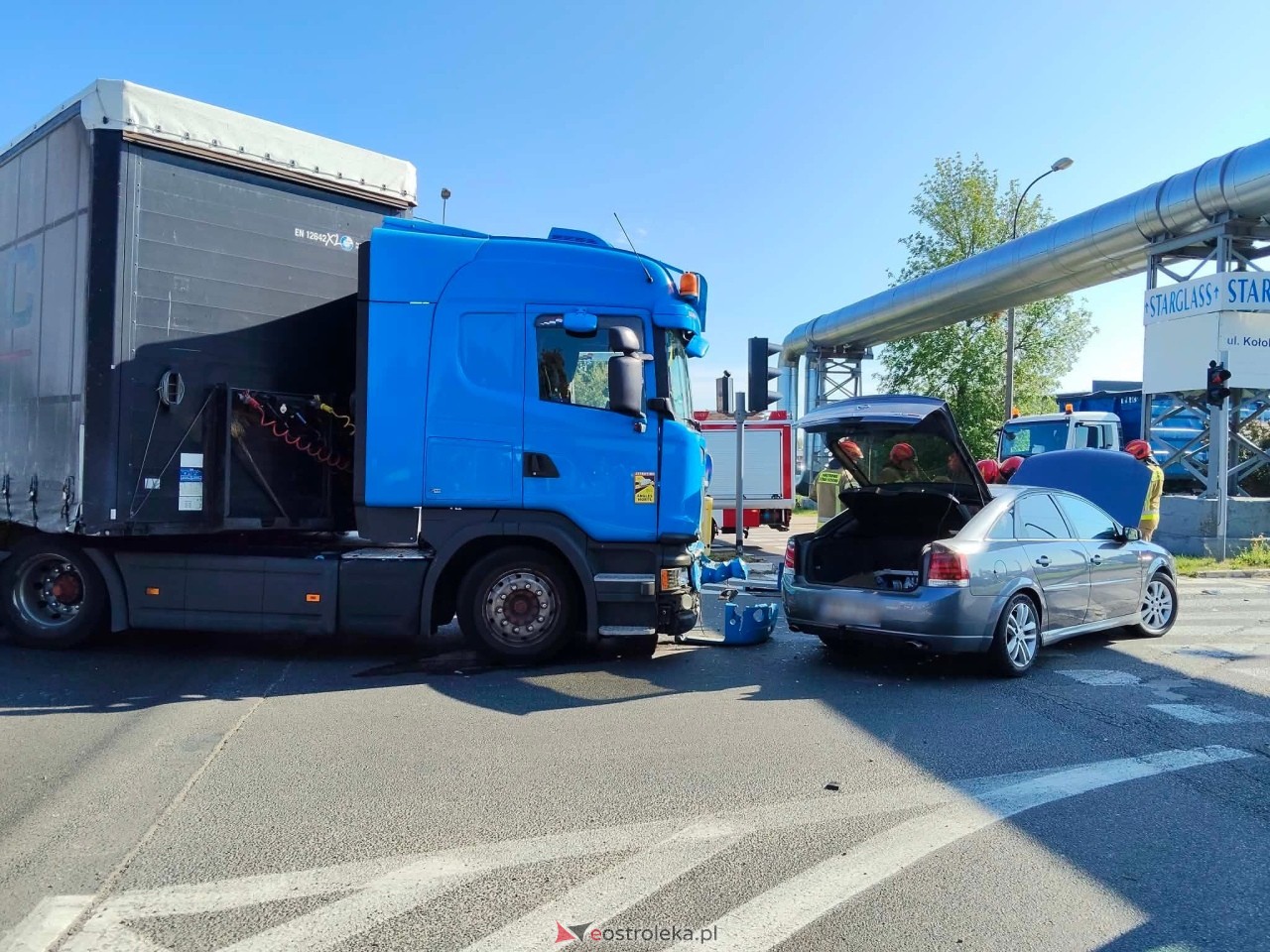 Wypadek na skrzyżowaniu ulicy Kołobrzeskiej z Aleją Wojska Polskiego [16.09.2026] - zdjęcie #9 - eOstroleka.pl