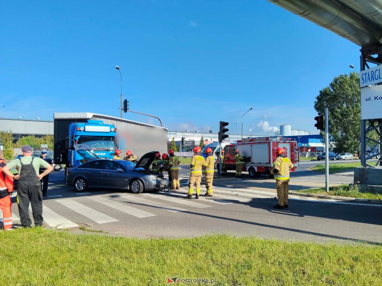 Wypadek na skrzyżowaniu ulicy Kołobrzeskiej z Aleją Wojska Polskiego [16.09.2026] - zdjęcie #5 - eOstroleka.pl