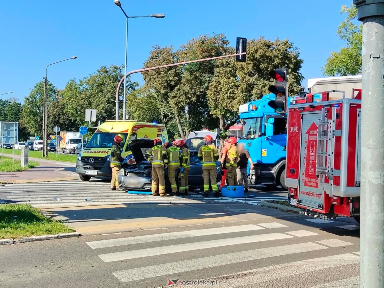Wypadek na skrzyżowaniu ulicy Kołobrzeskiej z Aleją Wojska Polskiego [16.09.2026] - zdjęcie #4 - eOstroleka.pl