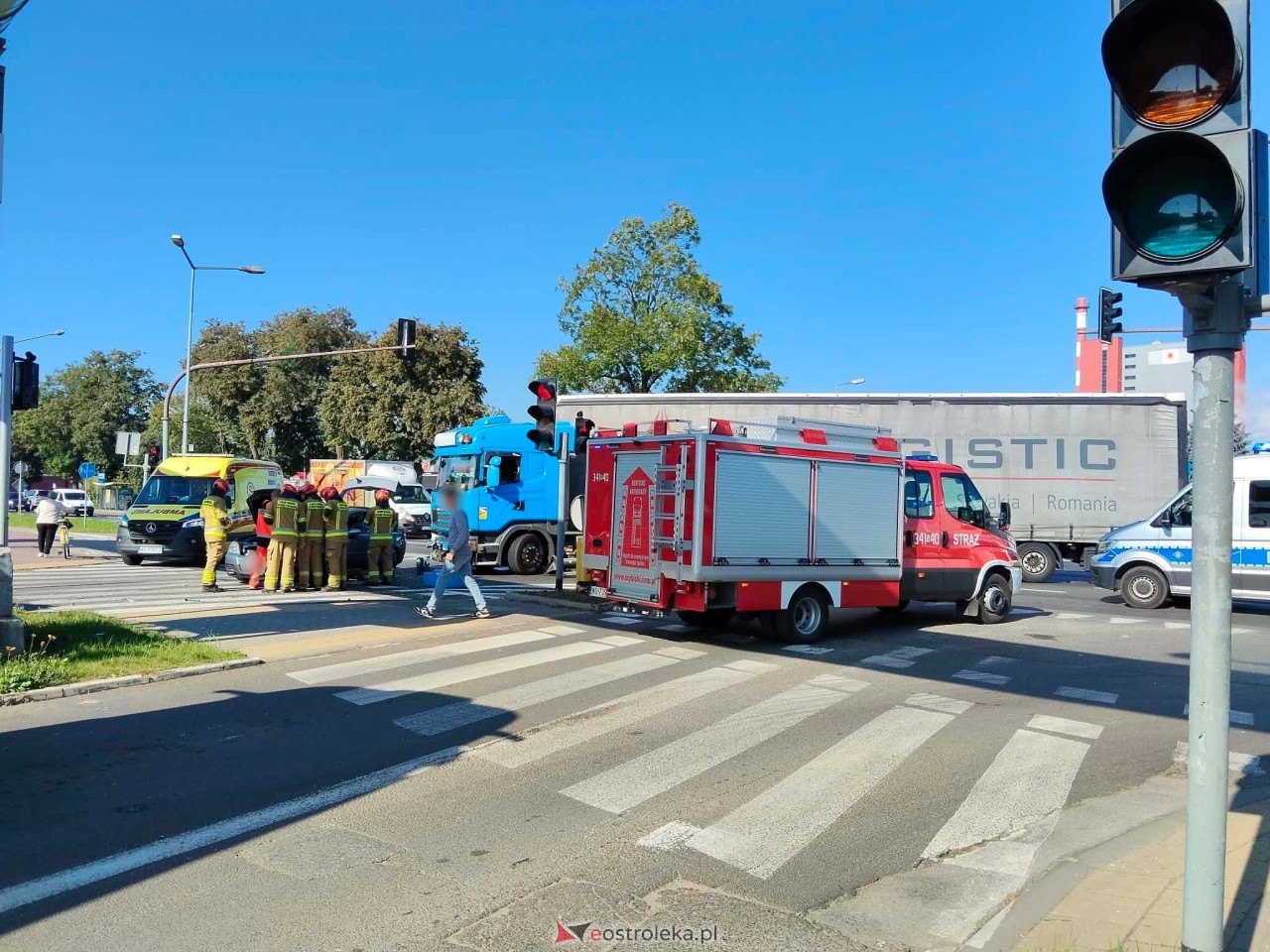 Wypadek na skrzyżowaniu ulicy Kołobrzeskiej z Aleją Wojska Polskiego [16.09.2026] - zdjęcie #3 - eOstroleka.pl