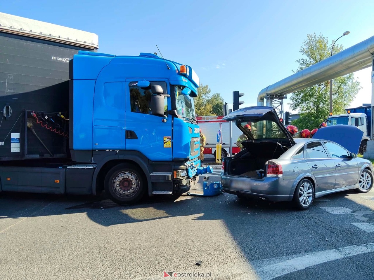 Wypadek na skrzyżowaniu ulicy Kołobrzeskiej z Aleją Wojska Polskiego [16.09.2026] - zdjęcie #2 - eOstroleka.pl