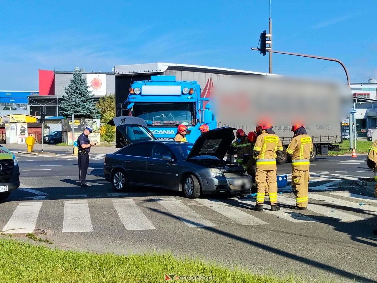 Wypadek na skrzyżowaniu ulicy Kołobrzeskiej z Aleją Wojska Polskiego [16.09.2026] - zdjęcie #1 - eOstroleka.pl